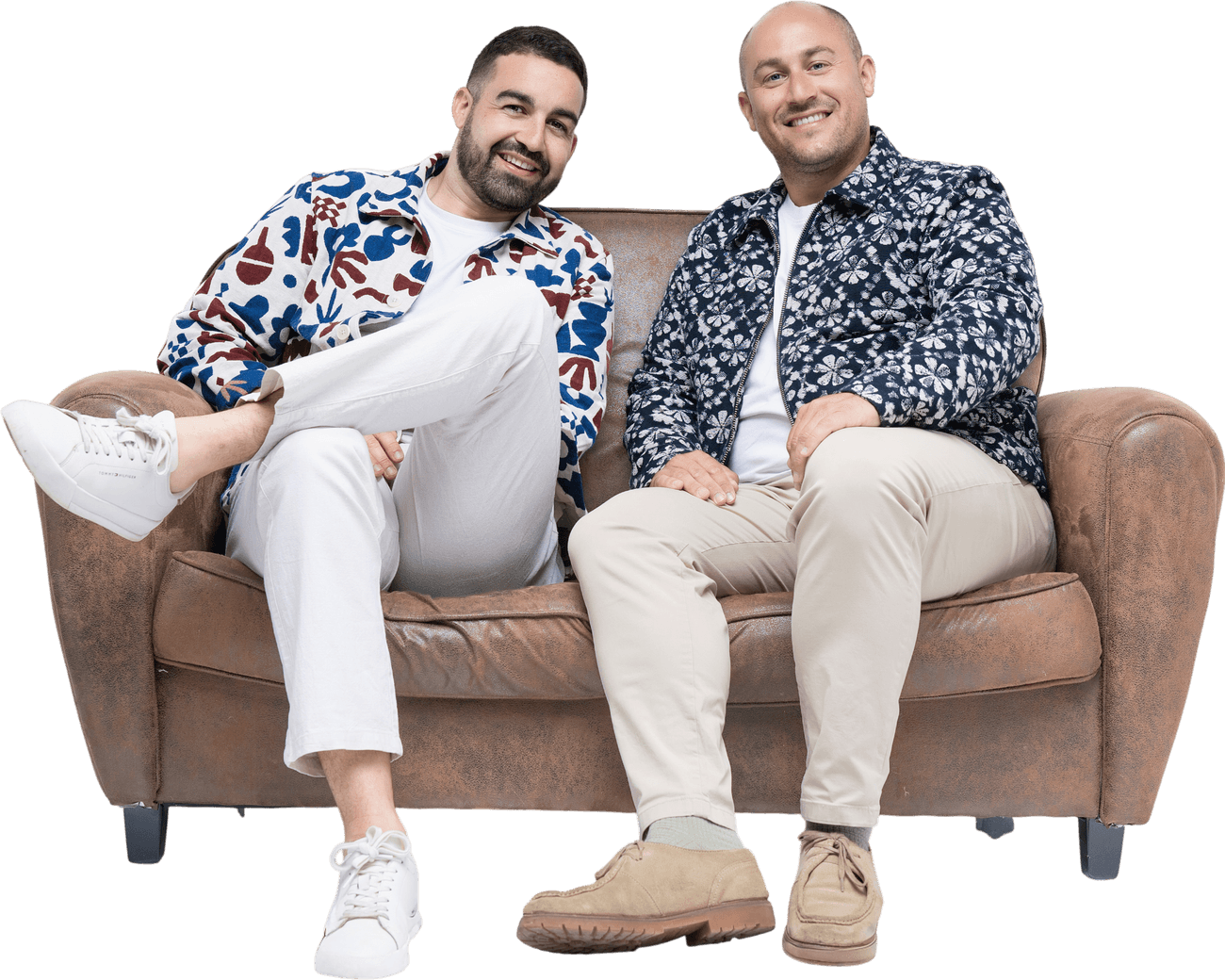 Jérémy et Brian, fondateurs de Mascarel Immobilier, assis sur un canapé